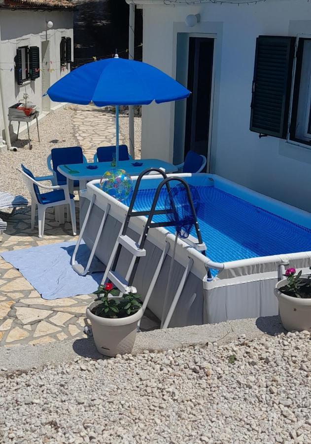 Lovely Studio In Strinilas With Its Own Pool Exterior foto